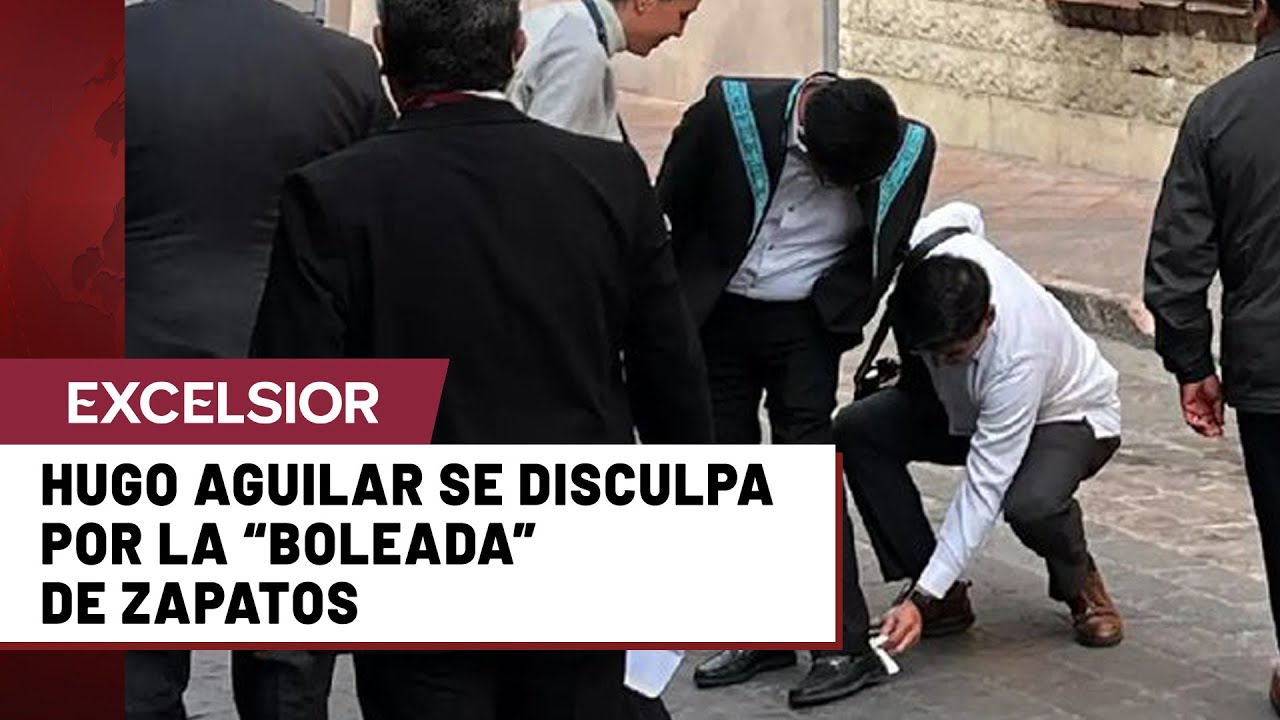 Colaboradores limpian los zapatos del presidente de la Corte