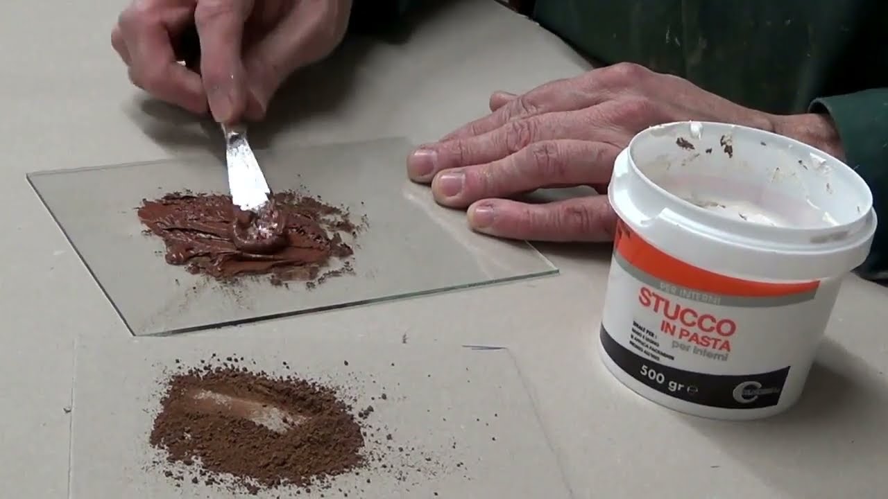 Dare l'antitarlo e chiudere i buchi dei tarli