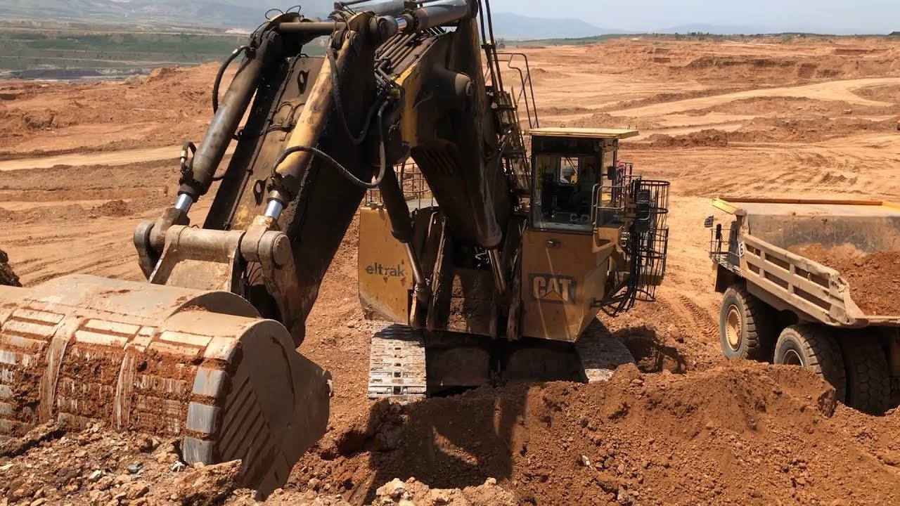 Caterpillar 6040 Mining Excavator Loading Hitachi Dumpers