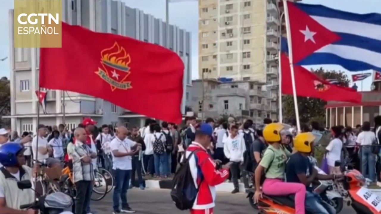 J&oacute;venes cubanos protagonizan una concentraci&oacute;n antiimperialista en el Malec&oacute;n de La Habana