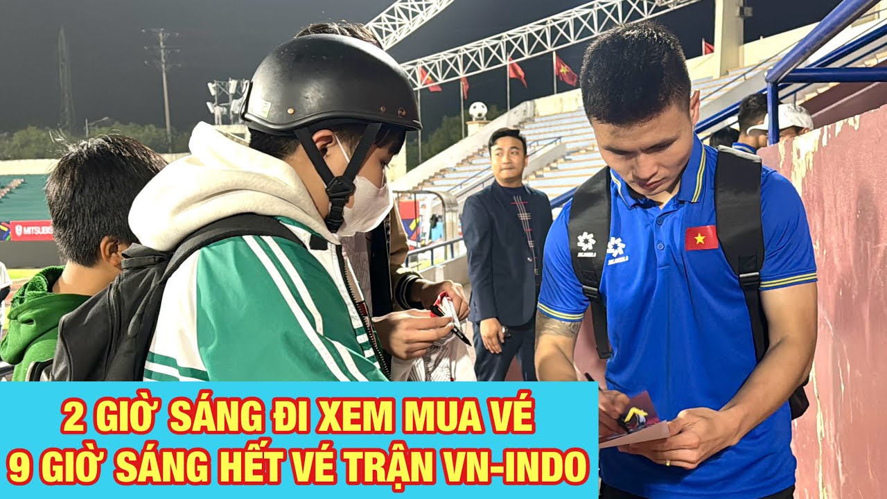 Ngoài đường piste du kí: 2h sáng đi xem mua vé ĐTVN-Indonesia, 8h sáng trở lại sân Việt Trì