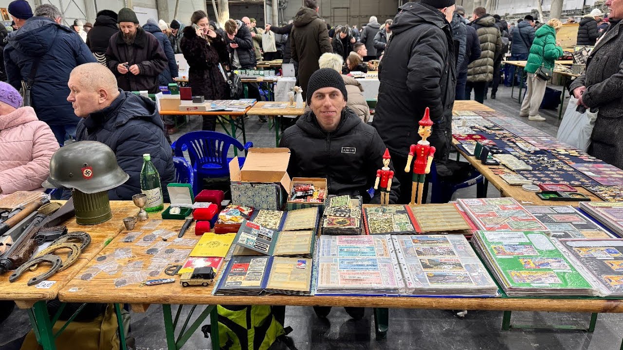 Торгую на слете коллекционеров.