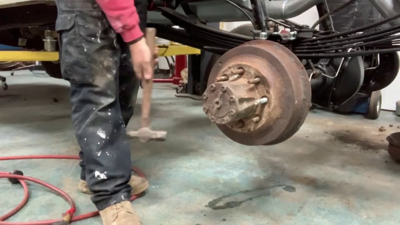 Техническое обслуживание заднего тормоза Ford 7 3 OBS и замена шпилек колеса, часть 1