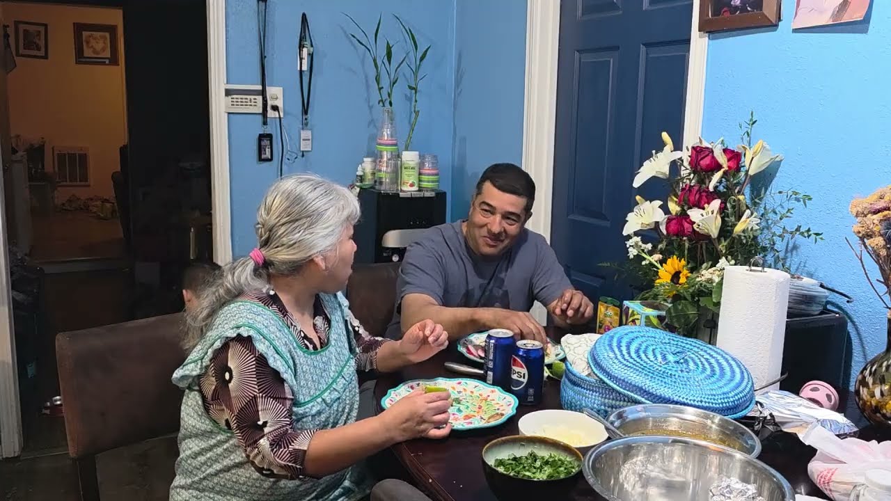Disfrutando  Los Ricos Tacos En Familia 😋