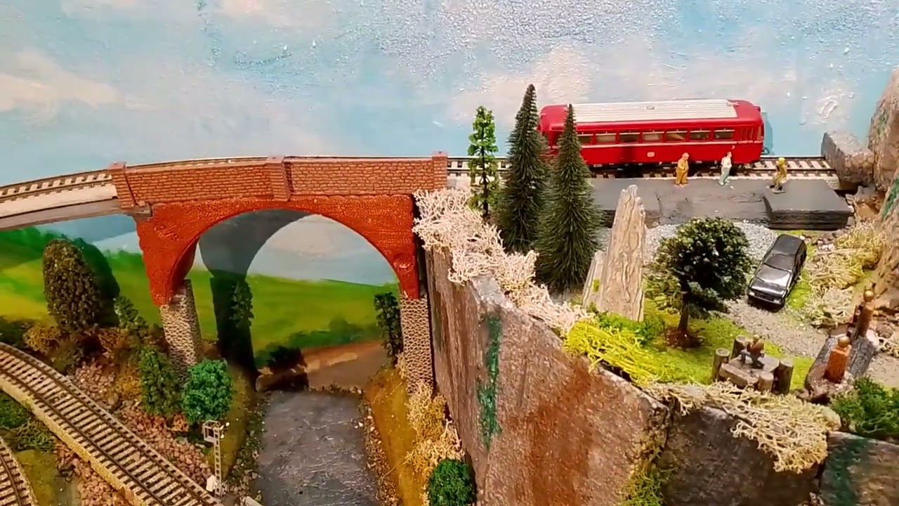 Es ist geschafft, die neue Strecke zur Burgruine 🥸 ist fertig, und der Schienenbus f&auml;hrt dorthin 🚂😄