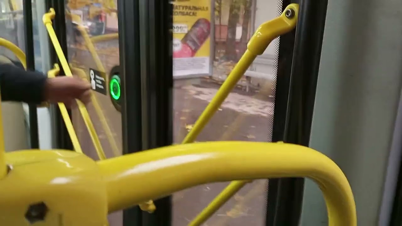 Москва. Адресное открытие дверей в автобусе дало сбой.