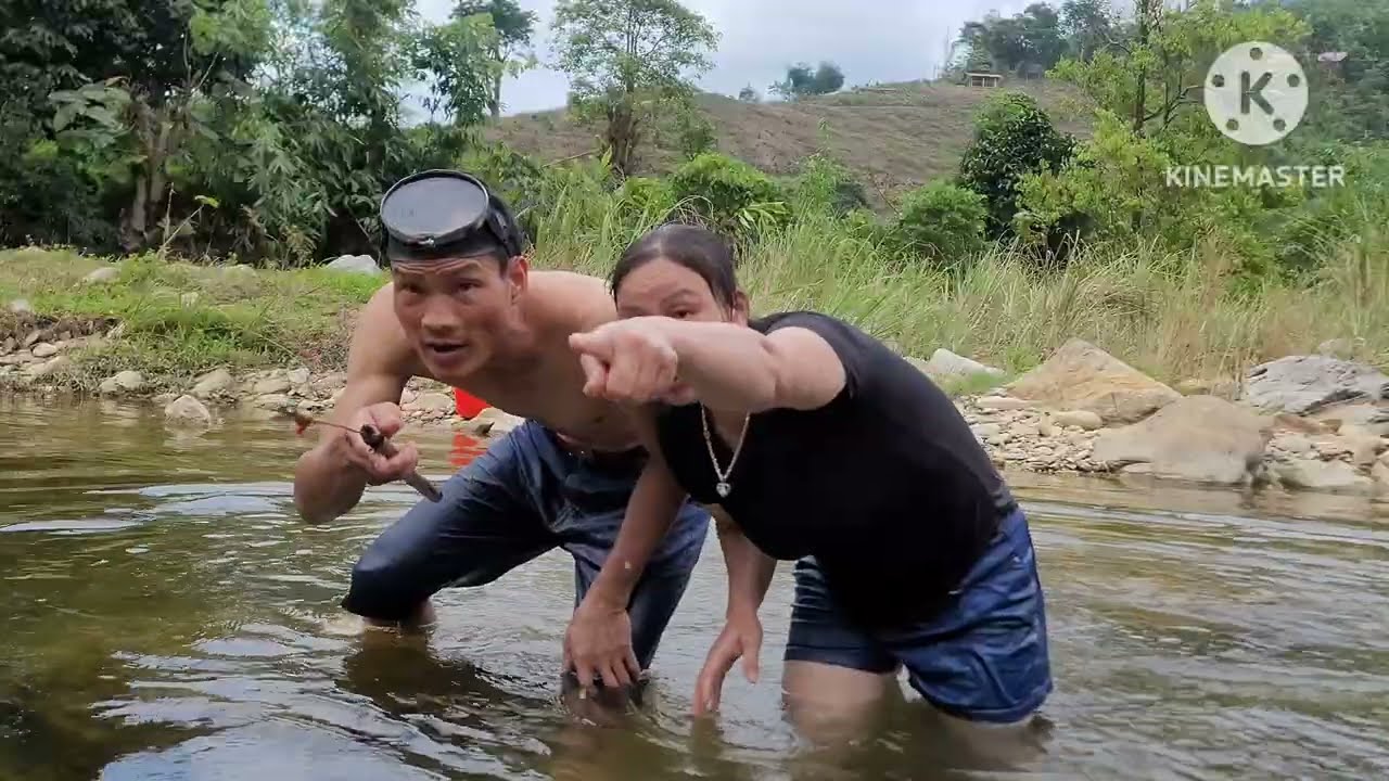 The girl went fishing and was swept away by the water, but the man saved her