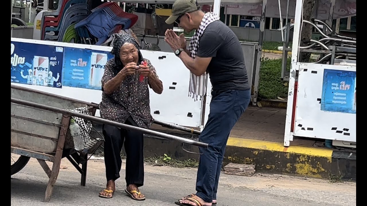 Bong General eating Lunch in Phsar Samaki in Kampot     បង​ General ញ៉ាំអាហារ នៅផ្សារ​ សាមគ្គីនៅកំពត