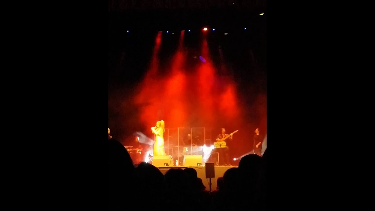 La Húngara dando las gracias a las personas de su club de fans y cantando la canción de Mohamed