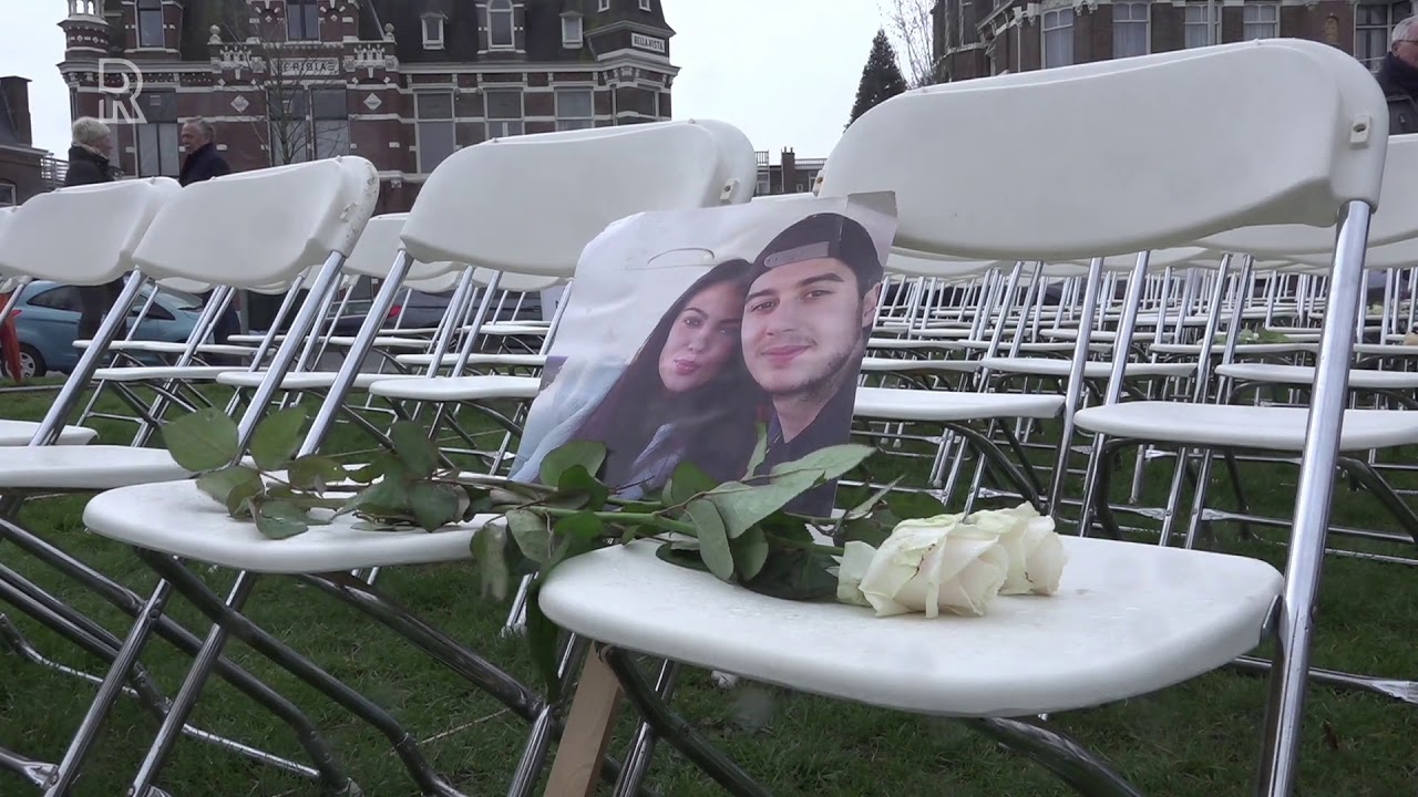 Nabestaanden MH17 zetten 298 lege stoelen neer voor Russische ambassade