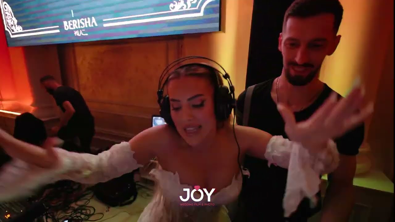 Nusja ndez atmosferën duke u bërë DJ në dasmën e tyre 🎧👰‍♀️