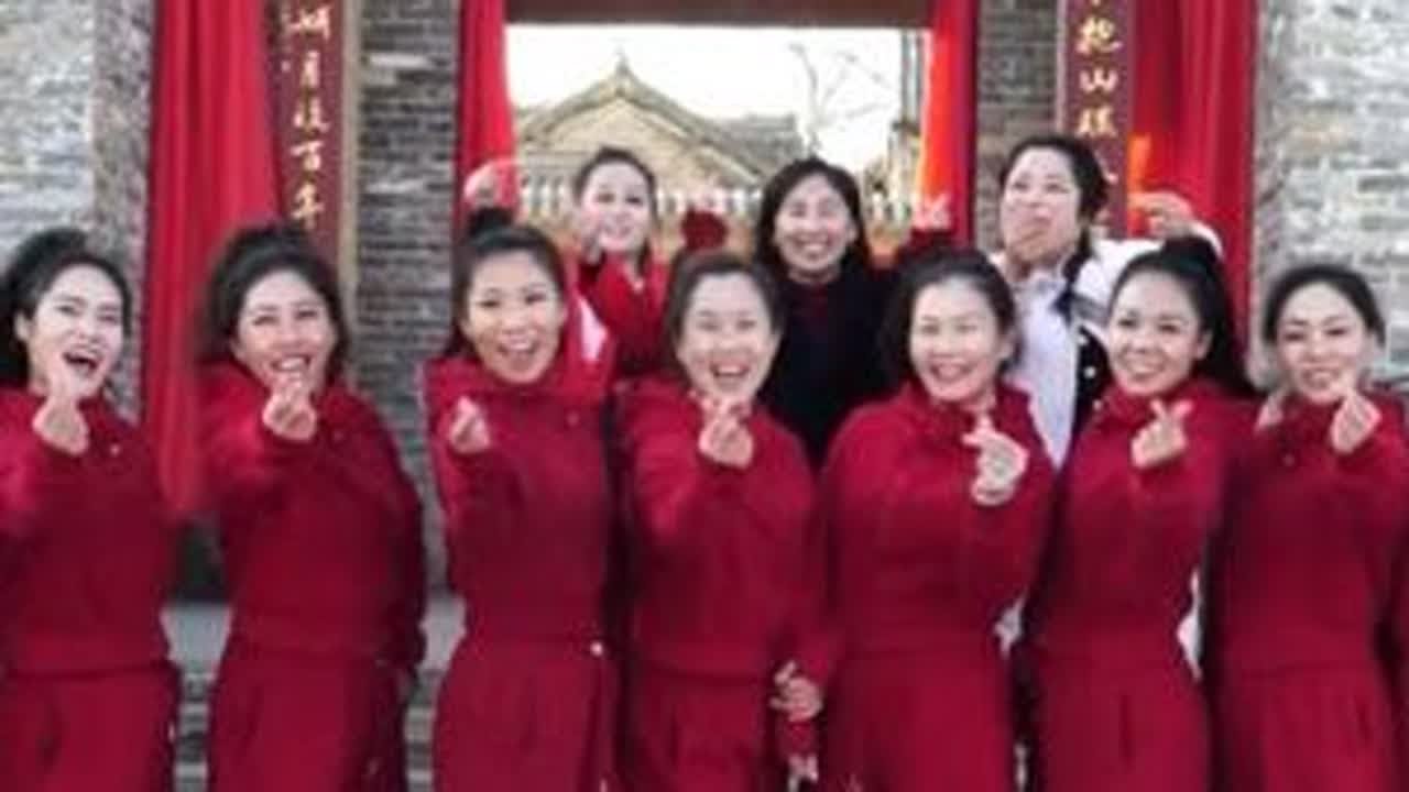 2026开启新的篇章！马到成功，马上有钱！#演出现场拍摄 #社会主义核心价值观 #中国红服装 #红色战袍 #年会颁奖