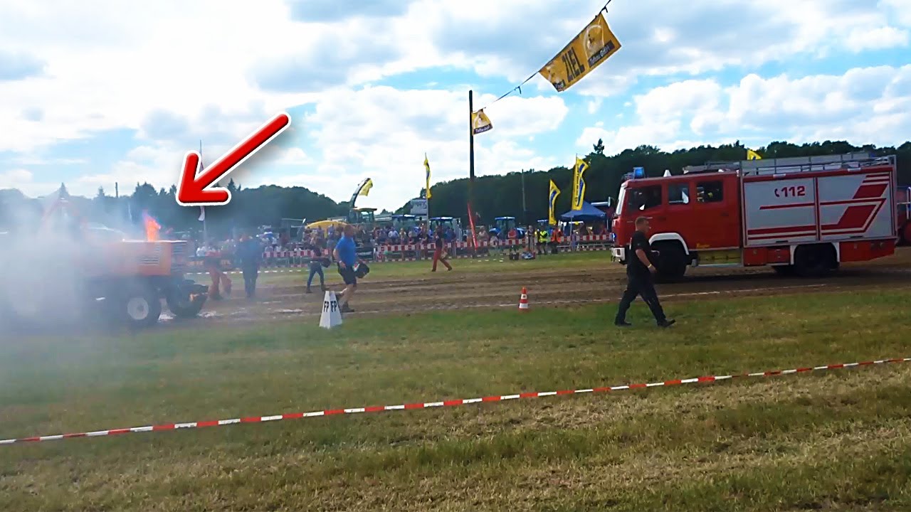 Brand auf Veranstaltung mit tausenden Besuchern - Traktor fängt Feuer