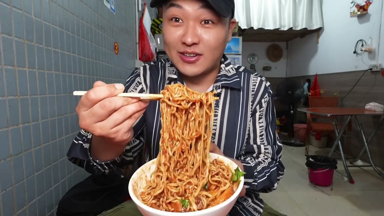 潮汕的海鲜面有多绝？50块能有两个大鲍鱼 配上生蚝基围虾鱿鱼生蚝一碗黏黏糊糊的海鲜面不要太香 #美食 #广东美食