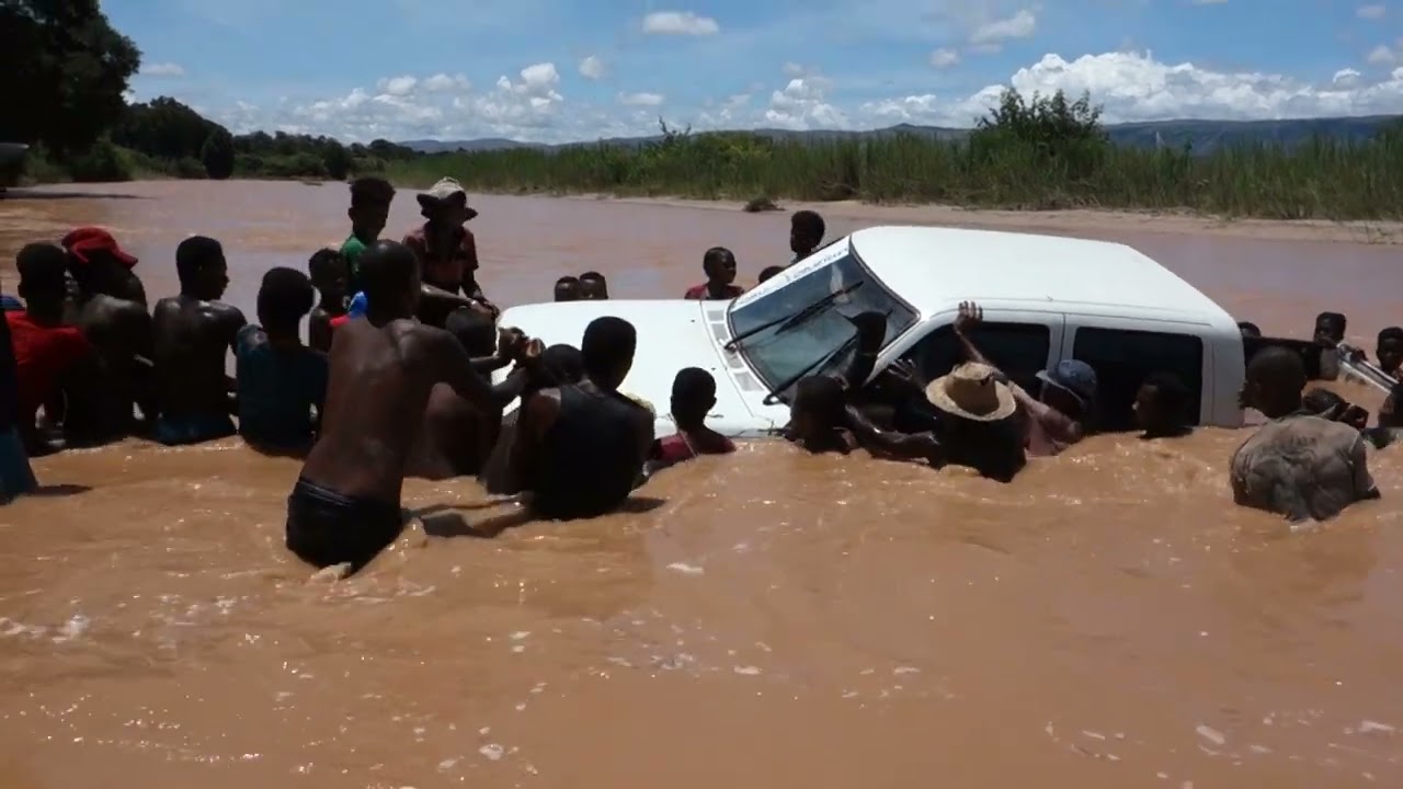 Traversée de la rivière Sakevo Malaimbandy