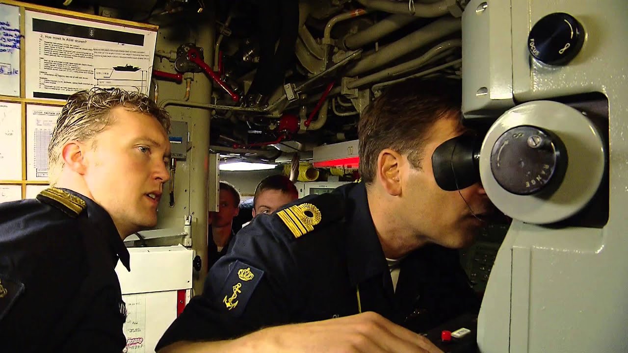 Onderzeeboot oefent torpedoschieten op collega's