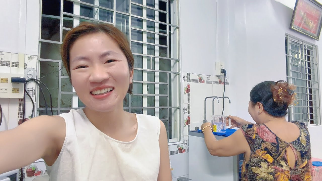 Mẹ khéo tay làm thêm dưa chua rau muống, ngào mứt me để Tết có cái ăn và cúng ông bà