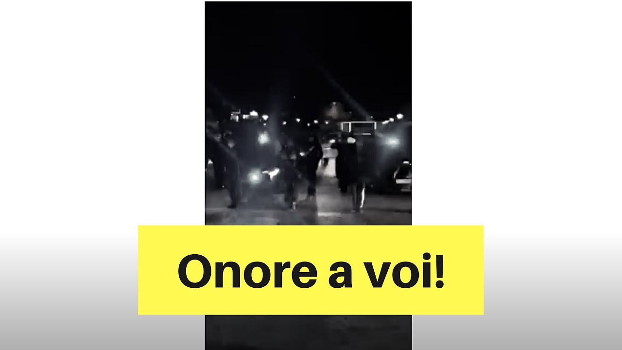 Le forze dell'ordine salutano gli operatori dell'ospedale di Nola