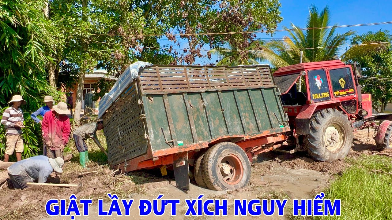 Máy cày chở củ mì sụp ngay đường lên ngập bánh ở hảo đước châu thành