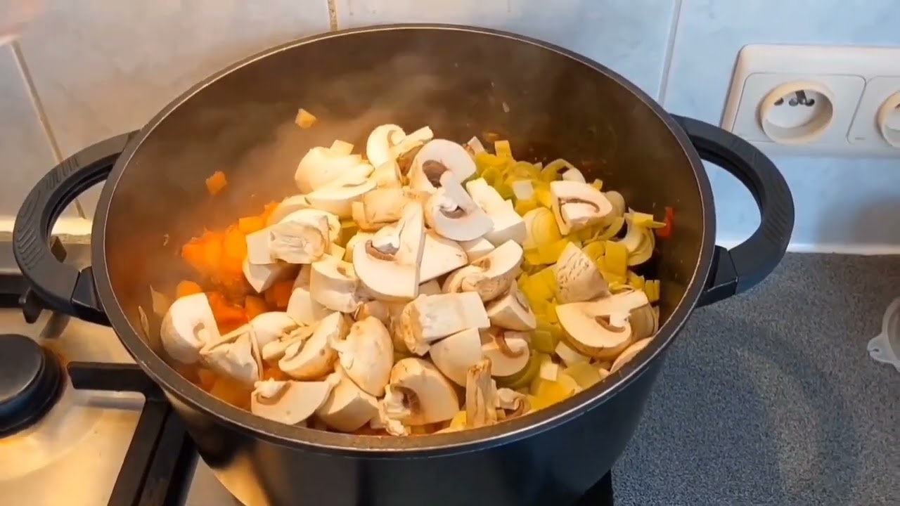 sopa de goulash ,goulash soep 🌶🍄🐖🍅
