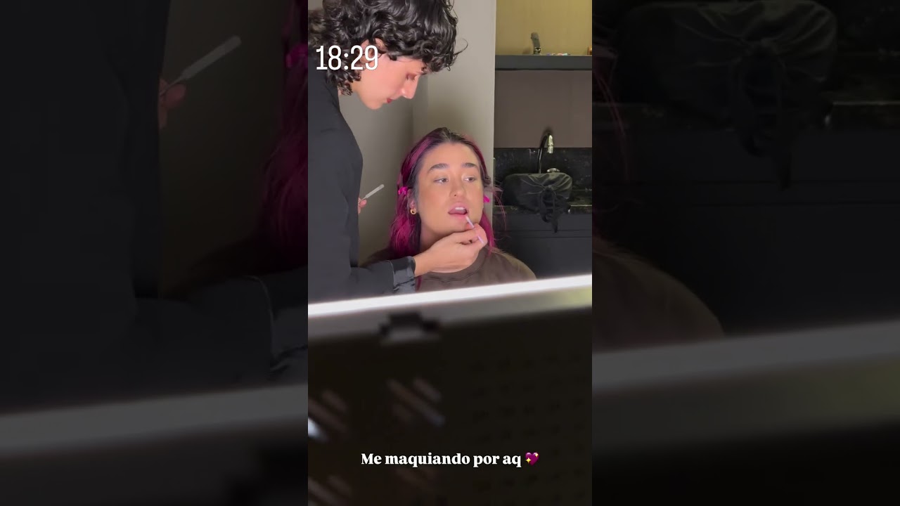 Emilly j&aacute; est&aacute; se maquiando #emillyvickof