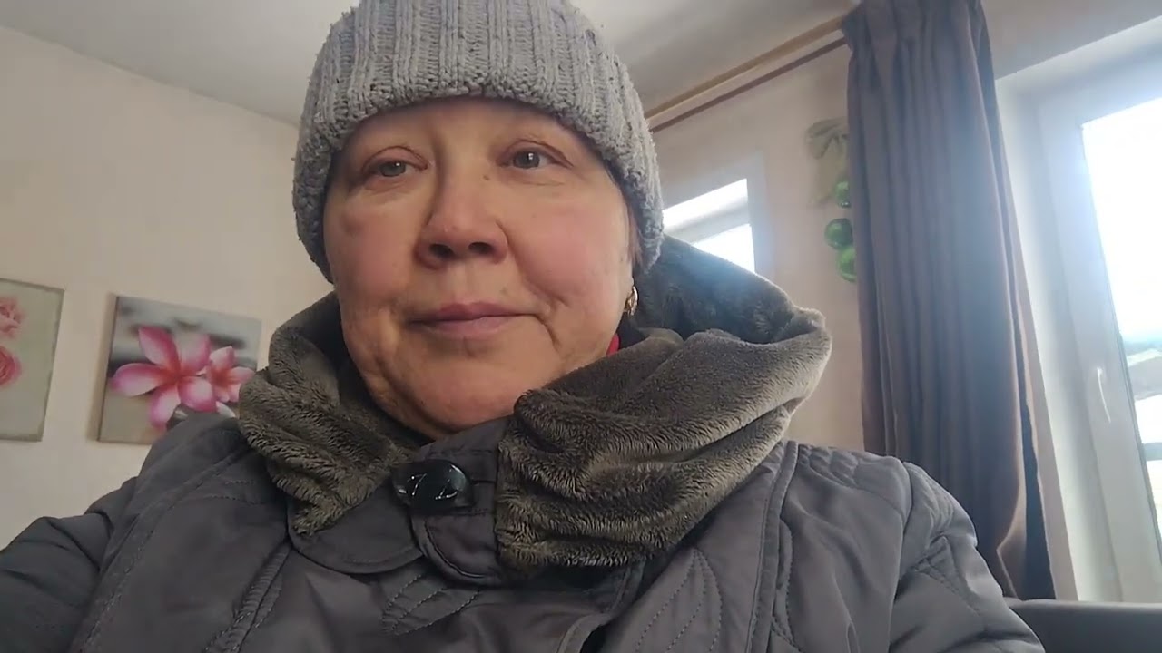 Жизнь в деревне на пенсии. 🏚️🏠  Чищу дорожки, колю дрова. Набираю уголь, дел в деревне хватает. 😊