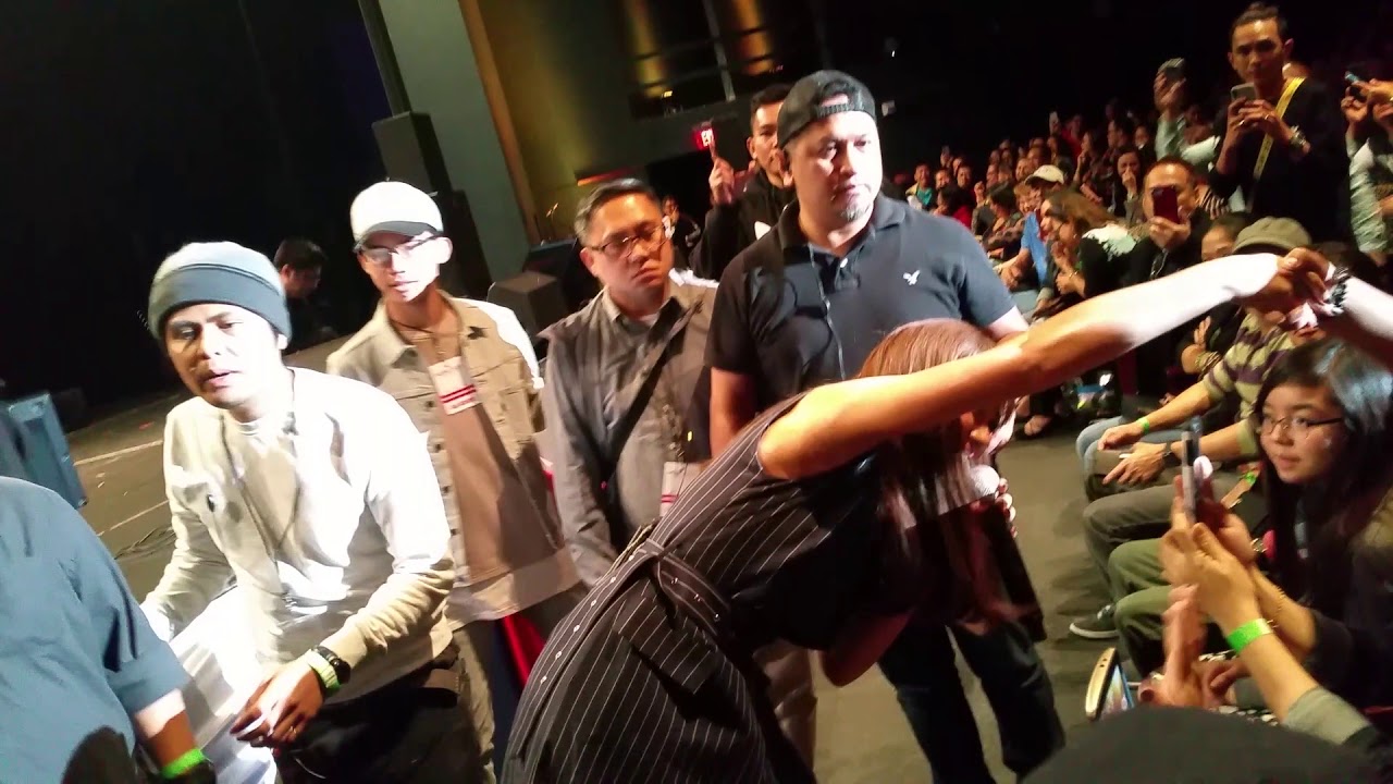 Morissette walking with  Fans at Music Is US Concert