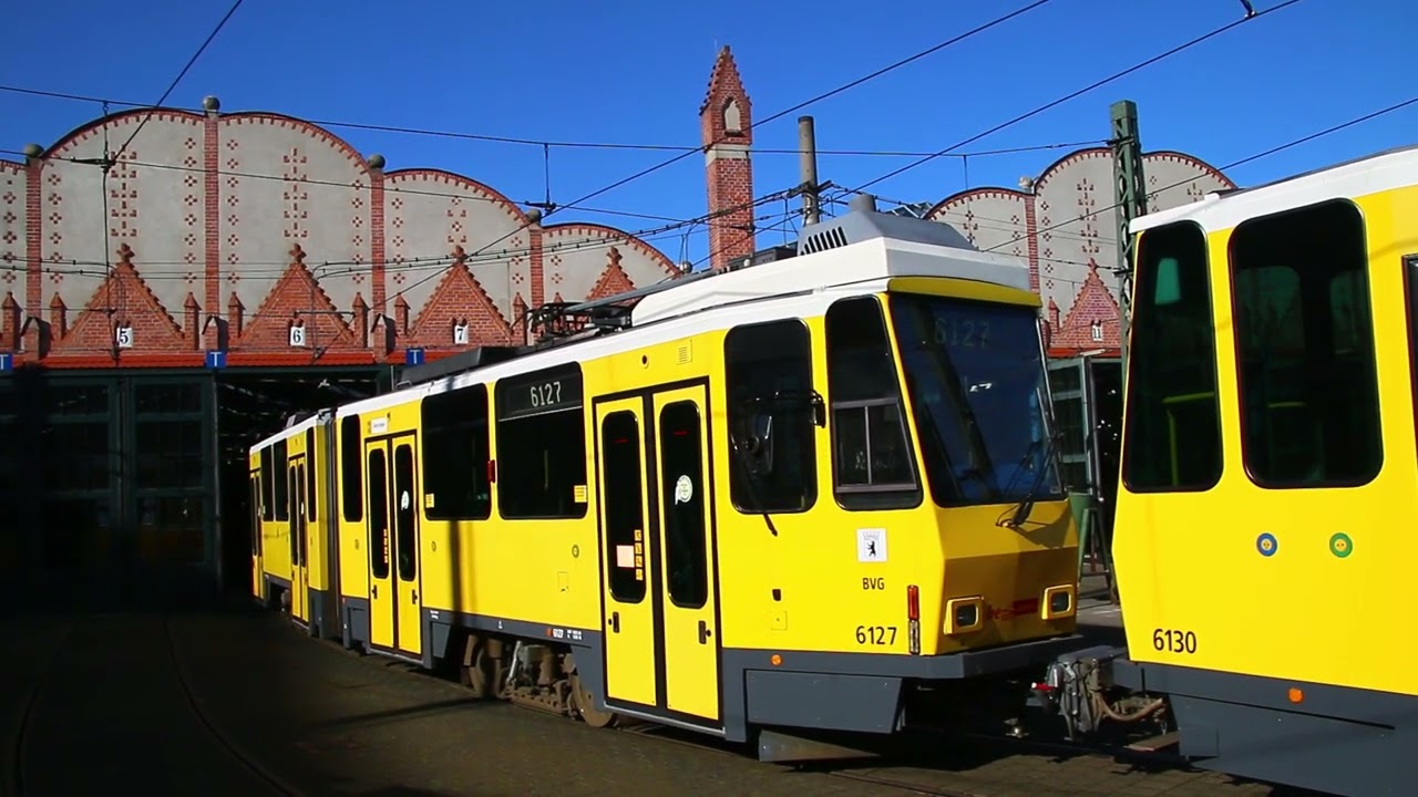 Berlin: Tatra-Doppeltraktion rangiert im Betriebshof Köpenick am 10. Oktober 2015