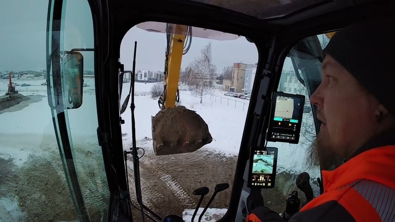 Cat 335 moreenin kuormausta