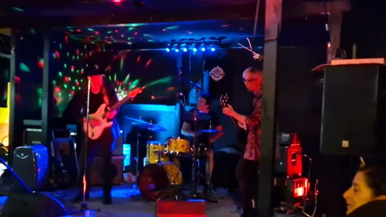 Peter Kern Trio live 'wipe out'