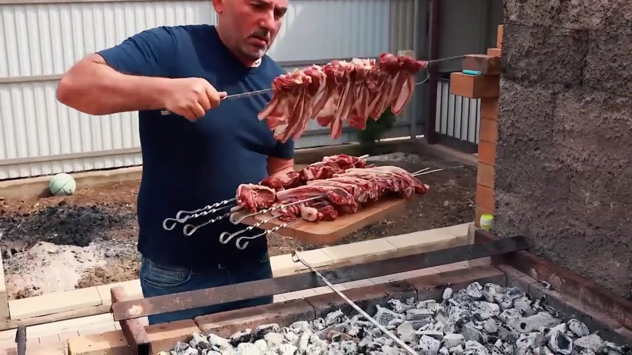 Carnicero prepara un enorme cadáver de un toro | ¡Matar un cordero joven! Carne a la parrilla