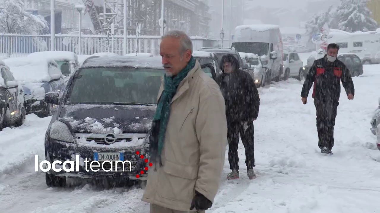 Neve, auto in forte difficoltà: disagi al confine tra Milano e Sesto San Giovanni