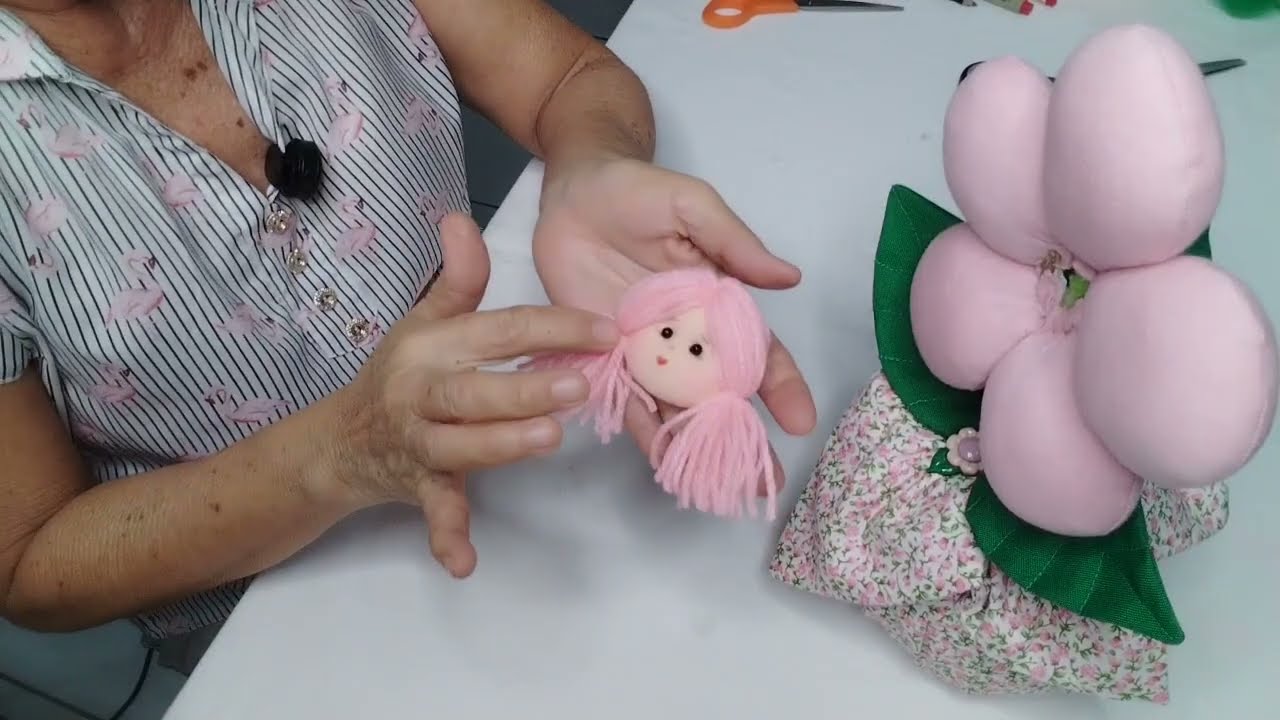 Hoje vc vai aprender fazer uma flor no palito peso de porta simples e fácil vem comigo 