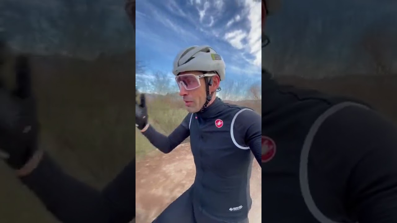 Probando auriculares de CONDUCCI&Oacute;N &Oacute;SEA en la bicicleta.