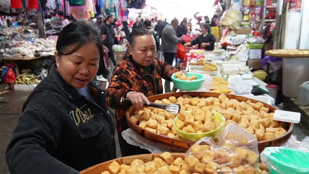 广西人过年的仪式感，全在热闹的圩日里～集市上各种地道小吃应有尽有：现做现卖的融安滤粉，香臭上头的螺蛳粉，清爽解腻的酸野，还有寓意红红火火的五色糯米饭。一边赶集，一边吃遍家乡美味。#农村赶集