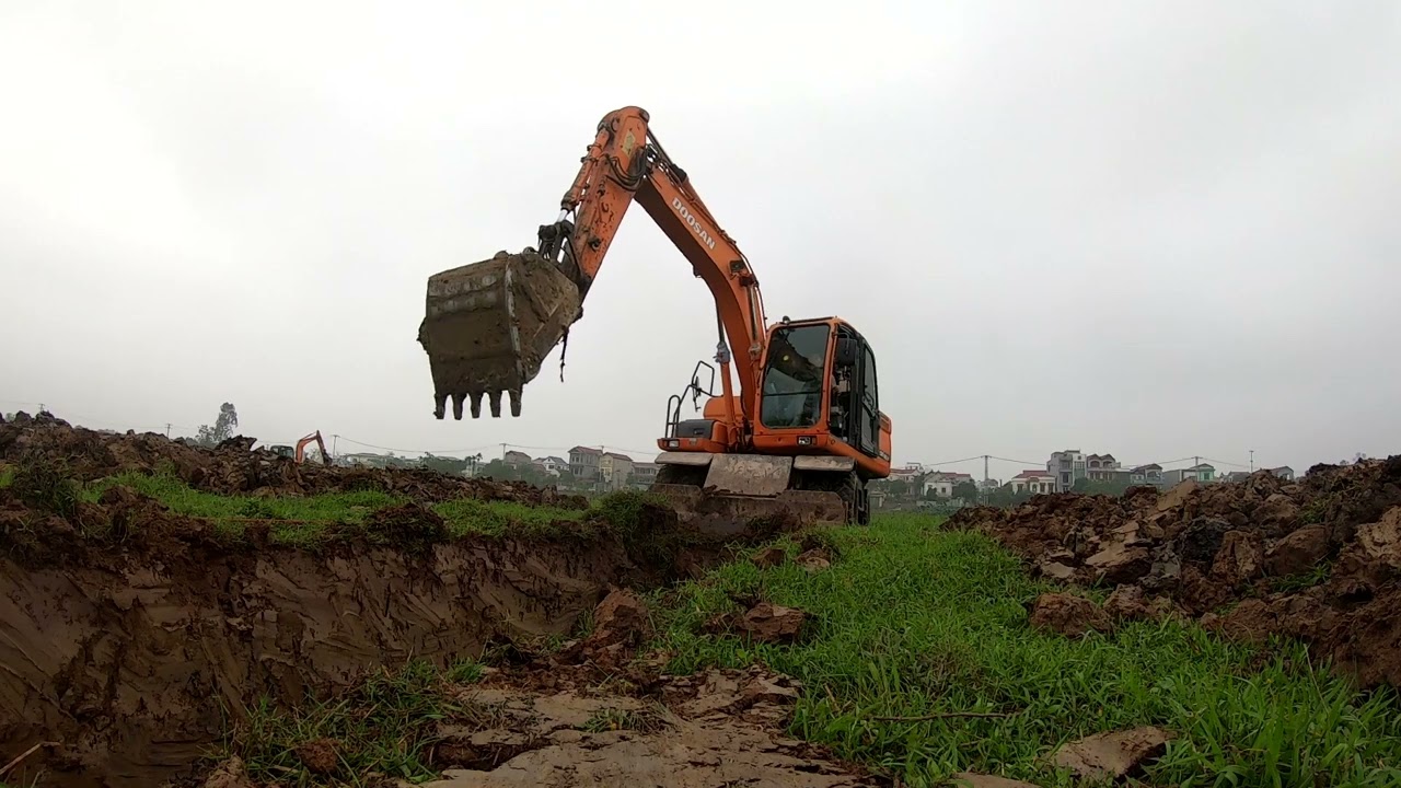 Xem Máy Xúc DOOSAN Đào Rãnh Thoát Nước Ngoài Đồng