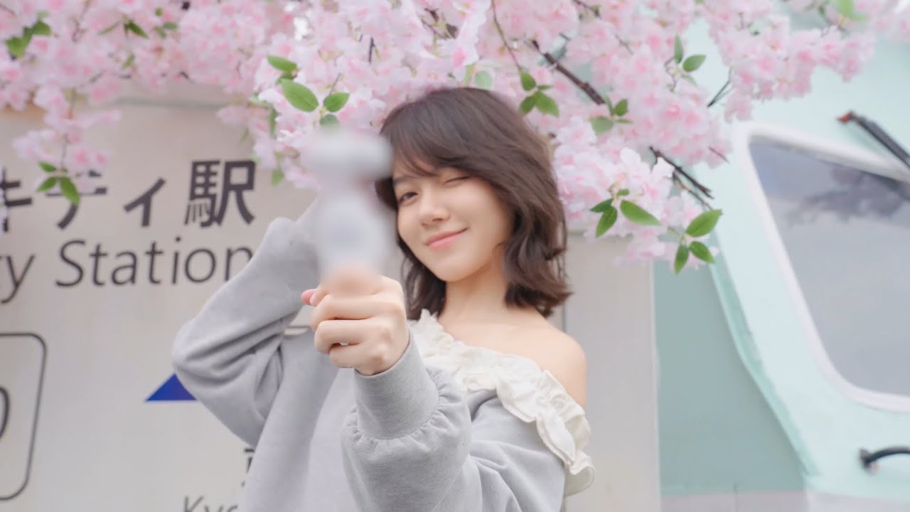 影石Insta360新品手持云台相机现身年会，官方命名Luna，采用双摄设计，具备长焦，可变光圈设计，并推出实拍人像样片，预计年后正式发布