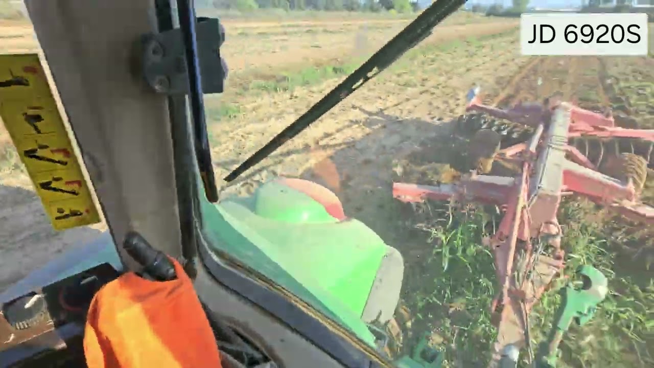 John Deere 6920S con gradas