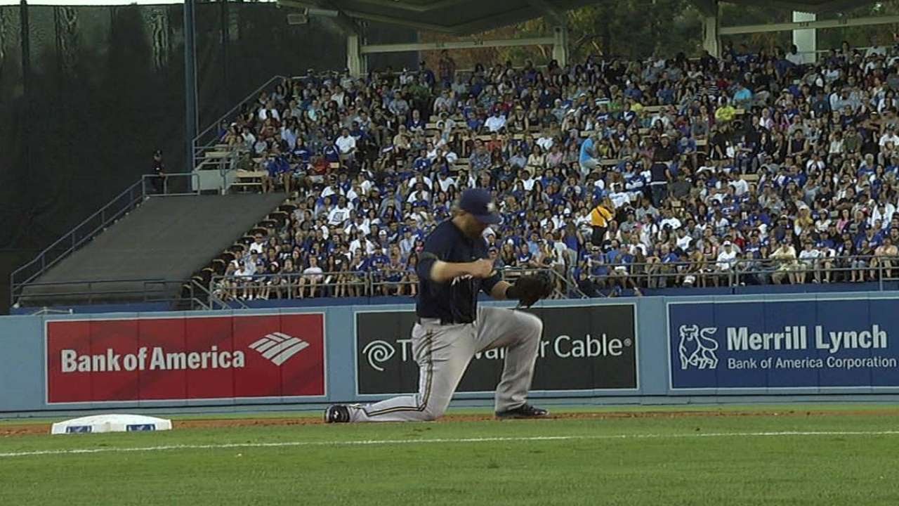 MIL@LAD: Reynolds fields tough hop, gets the out