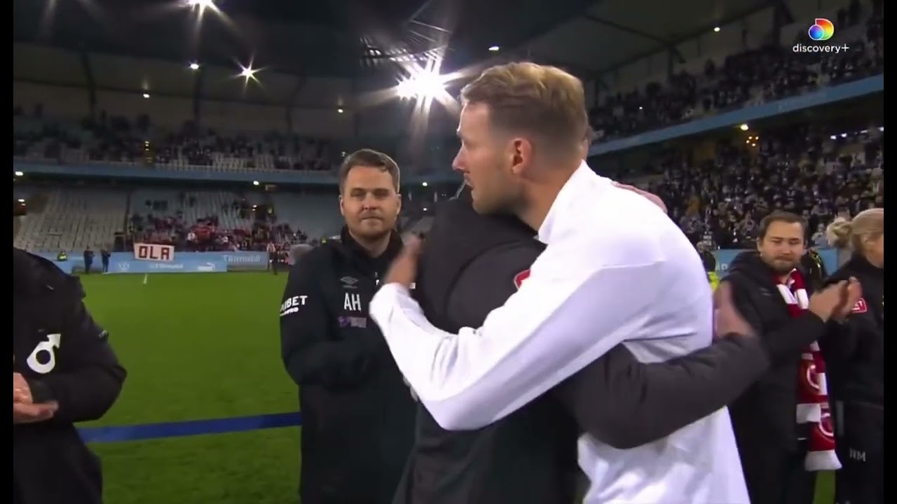 Ola Toivonen tackas av publiken och lägger skorna på hyllan