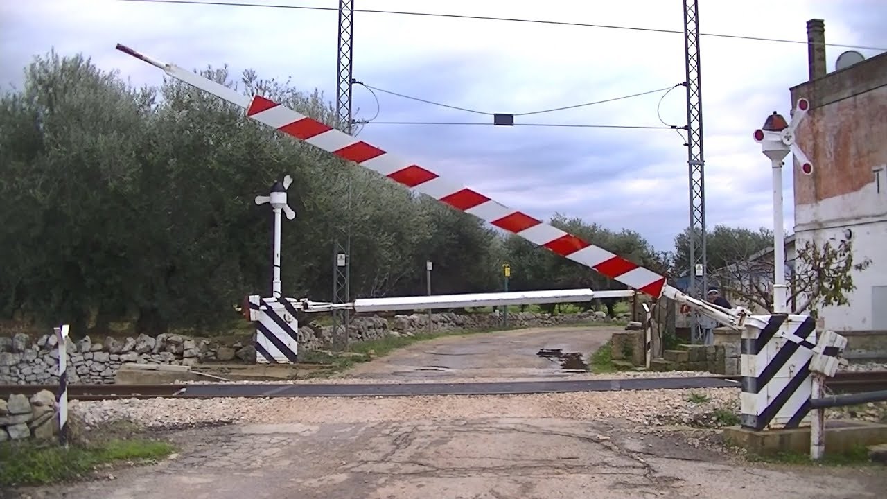 Spoorwegovergang Sammichele di Bari (I) // Railroad crossing // Passaggio a livello