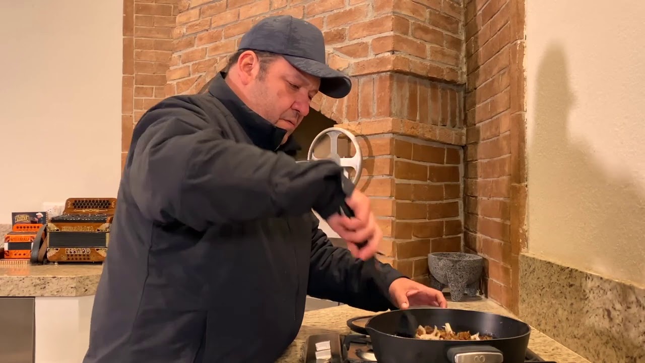 Cocinando con Beto Zapata - Carne Seca  al piquín con frijoles negros