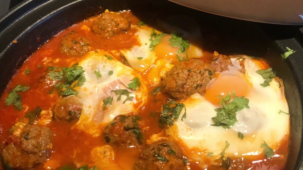 TAJINE DE BOULETTES DE VIANDE HACHEE A LA SAUCE TOMATE ET OEUF / PLAT MAROCAIN