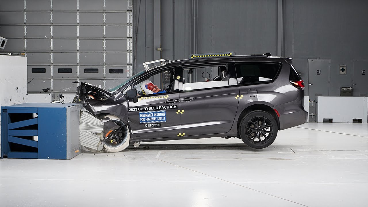 2023 Chrysler Pacifica updated moderate overlap IIHS crash test
