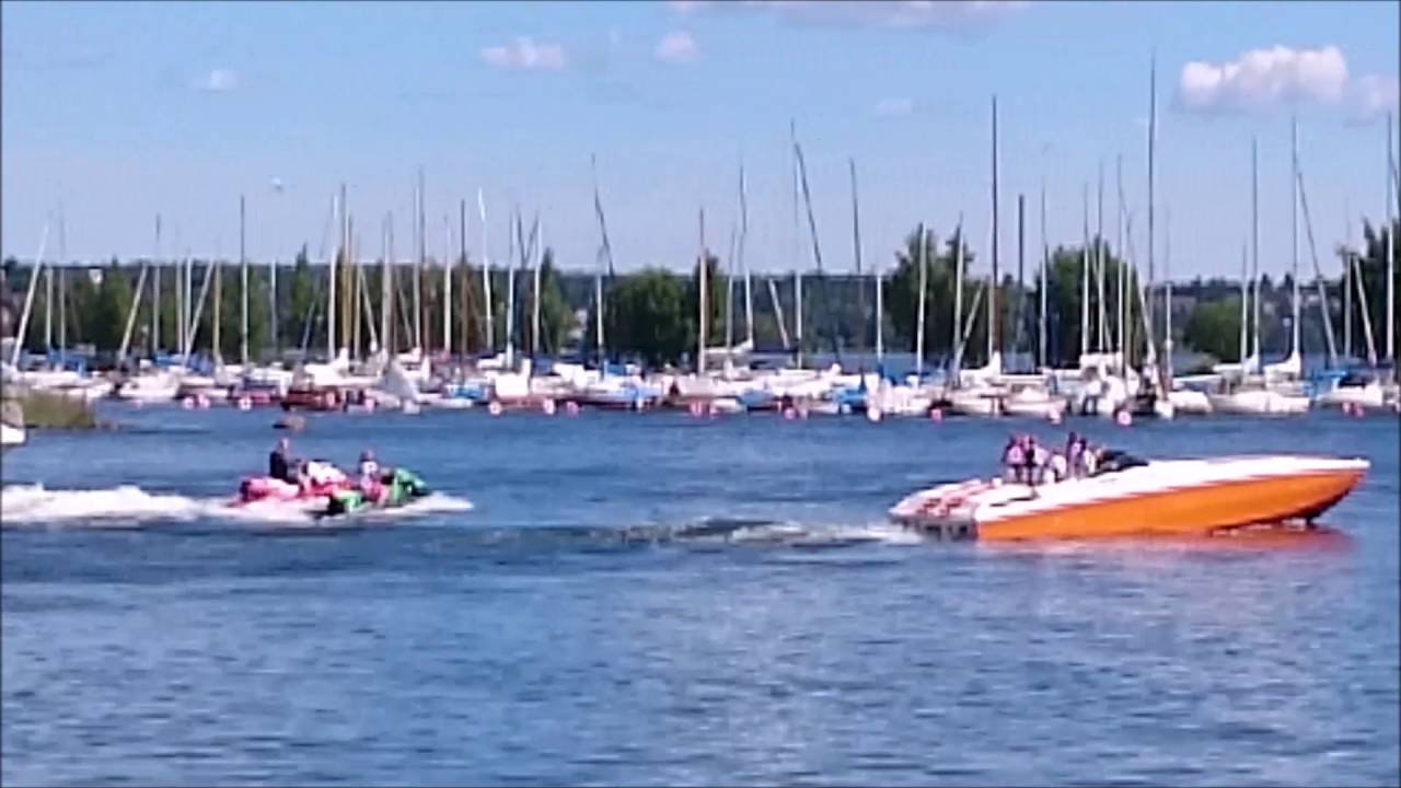The start of the Powerboat Weekend in central Stockholm