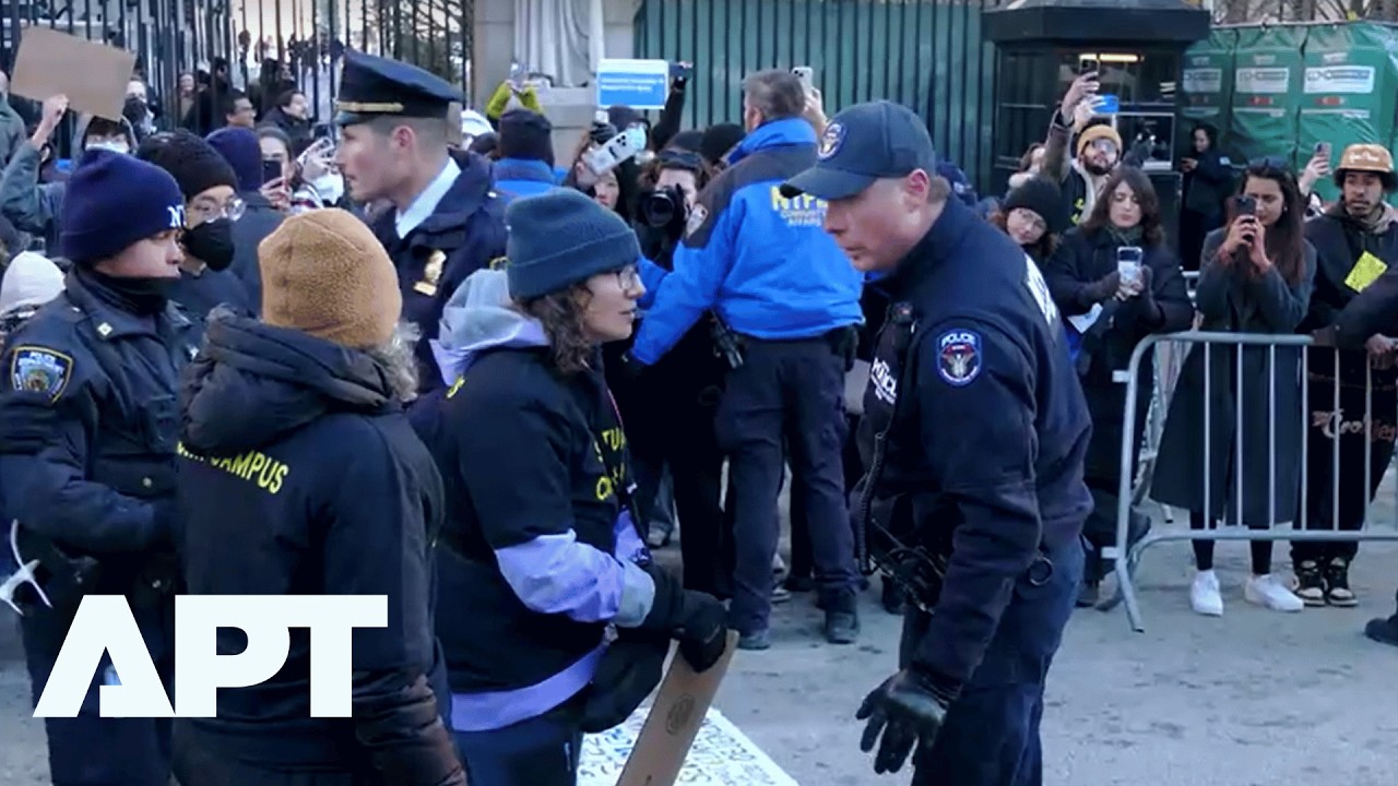 СМОТРИТЕ: 12 человек арестованы во время акции протеста против ICE в Колумбийском университете, к...