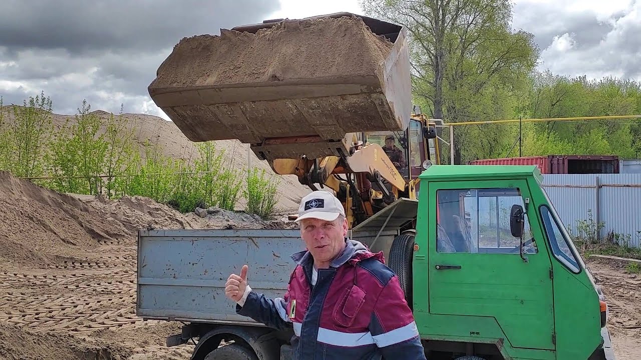 Едем за песком на Мультикаре 25. Погрузка речного песка трактором амкодор.