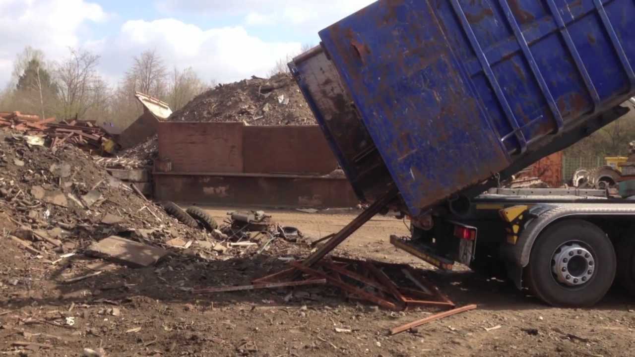 Schrott - Container Kippen - Scrap metal to shift the container
