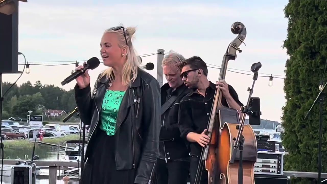 The Fastback underhåller på Kållandsö Åtta Glas