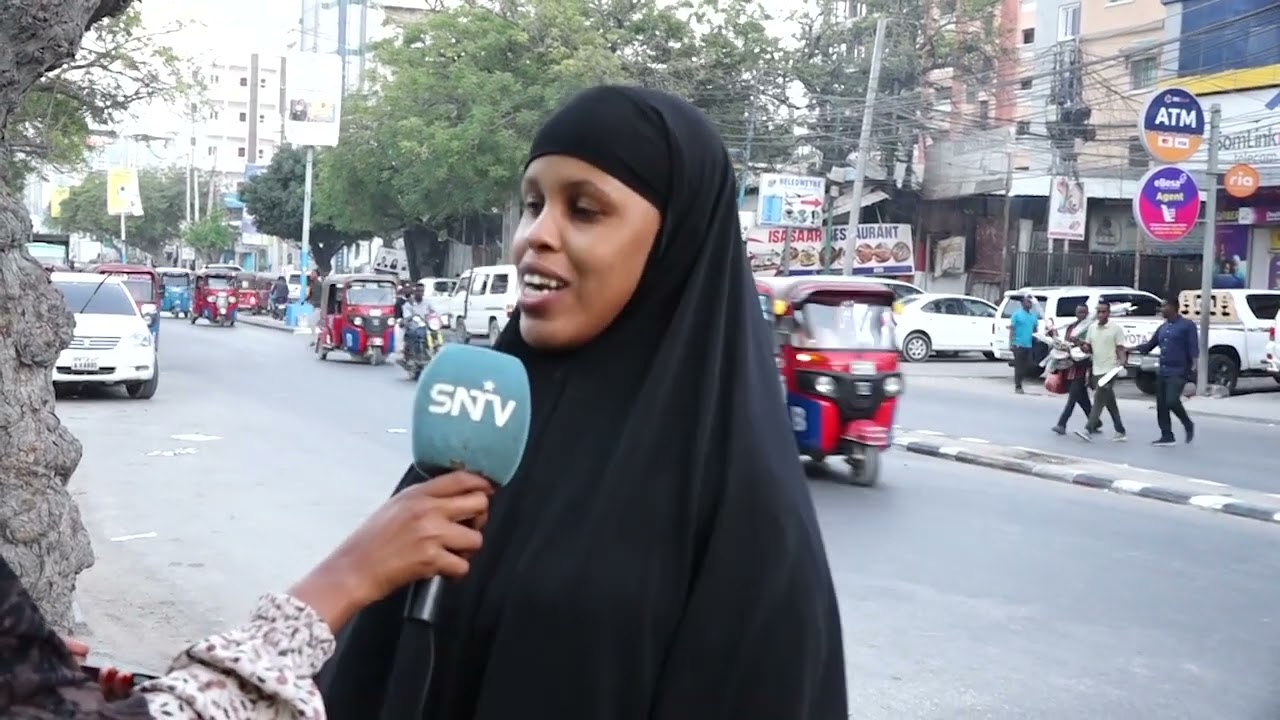 Qaar ka mid ah shacabka ku dhaqan Muqdisho oo aragtidooda ka dhiibtay Baarlamaanka Soomaaliya...
